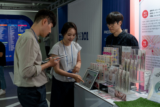 지난 6월 25일 서울 강남구 역삼동 팁스타운에서 열린 '프로덕트 101 챌린지 CJ 유통 연합 품평회'에 참가한 한 뷰티 기업 관계자가 심사위원에게 제품에 대해 설명하고 있다. <CJ그룹 제공>